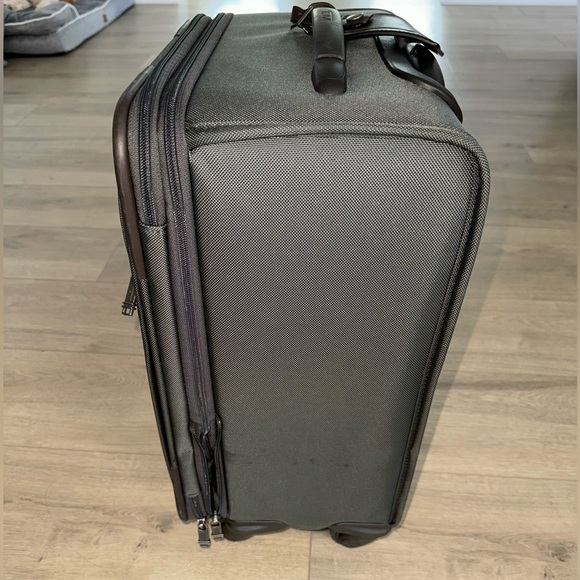 Tumi Alpha 22020 Expandable Carry On 2 Wheel Luggage Gray & Brown - Picture 3 of 5